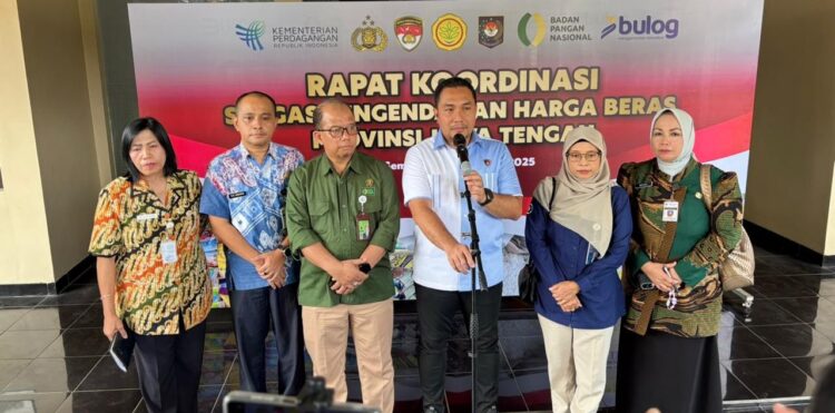 Pastikan Harga Beras Tetap Terjangkau, Tim Satgas Pangan Polda Jateng Tempel Stiker HET Beras Medium dan Premium di Pertokoan Modern