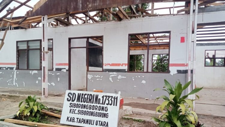 Proyek Revitalisasi Satuan Pendidikan SD Negeri 173311 Siborongborong Daur Ulang Material Bangunan Lama, P2SP dan Kasek Tutup Mulut