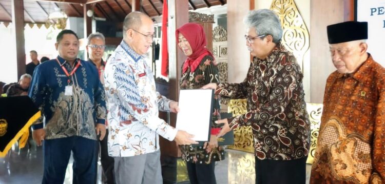 Bupati Banyumas Serahkan 97 SK Pensiun PNS