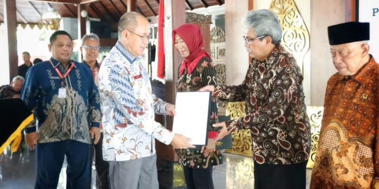 Bupati Banyumas Serahkan 97 SK Pensiun PNS