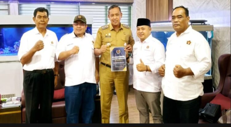 PWI Bekasi Raya Serahkan Kajian dan Rekomendasi Tata Kelola TJSL/CSR kepada Wali Kota Bekasi