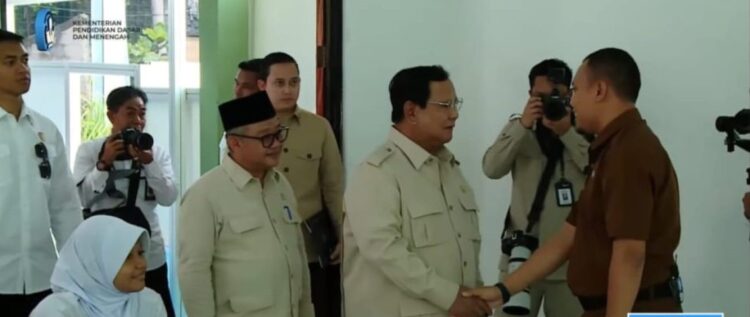 Kepala SDN Sukamaju 1, Mengajar di Hadapan Presiden Prabowo Pada Peluncuran Program Digitalisasi Pembelajaran