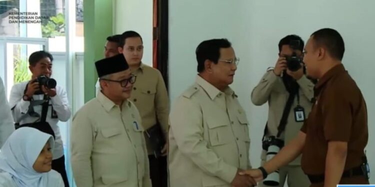 Kepala SDN Sukamaju 1, Mengajar di Hadapan Presiden Prabowo Pada Peluncuran Program Digitalisasi Pembelajaran