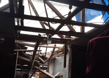 Hujan Deras di Surabaya Rusak Rumah Warga Tidak Mampu