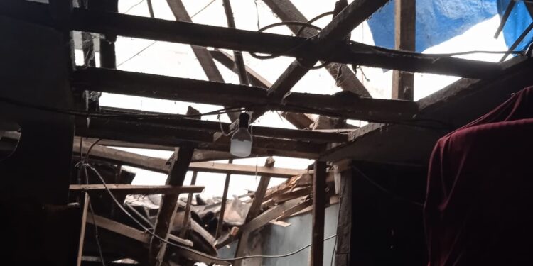 Hujan Deras di Surabaya Rusak Rumah Warga Tidak Mampu