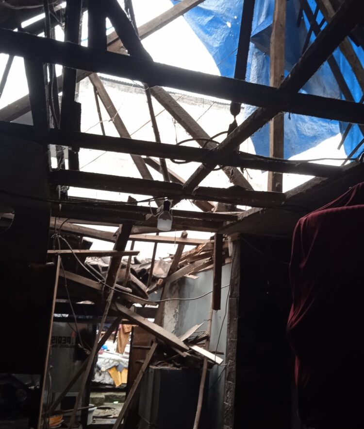 Hujan Deras di Surabaya Rusak Rumah Warga Tidak Mampu