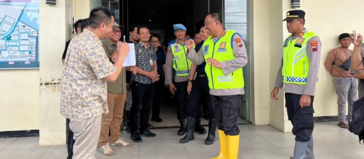 Kapolresta Cilacap Jenguk Korban Longsor di RSUD Majenang, Pastikan Penanganan Berjalan Optimal