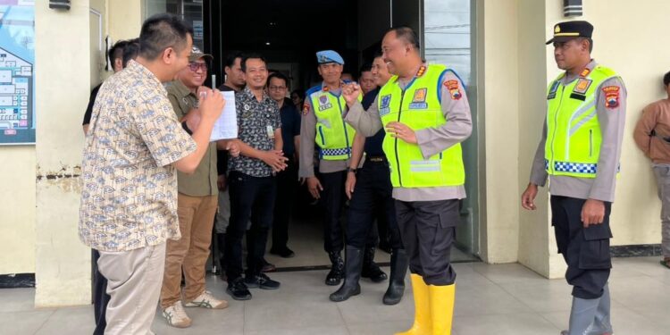 Kapolresta Cilacap Jenguk Korban Longsor di RSUD Majenang, Pastikan Penanganan Berjalan Optimal