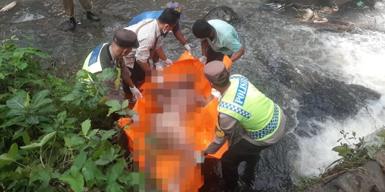 Mayat Pria Ditemukan di Bendungan Sungai Tideng, Polisi Lakukan Pemeriksaan