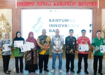 Bupati Sadewo Serahkan Penghargaan Kepada Inovator Banyumas