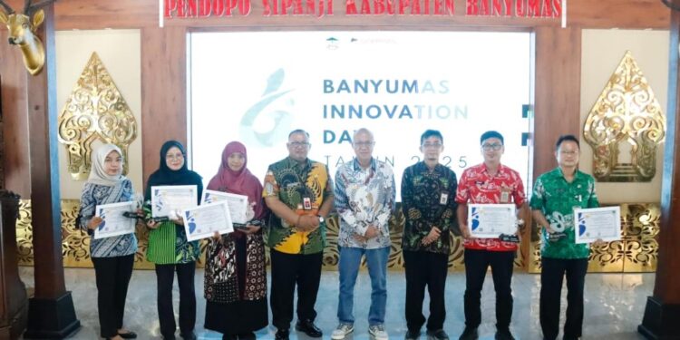 Bupati Sadewo Serahkan Penghargaan Kepada Inovator Banyumas