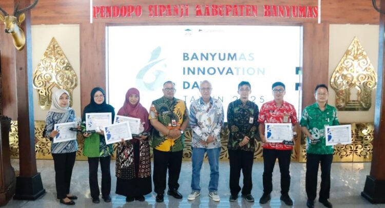 Bupati Sadewo Serahkan Penghargaan Kepada Inovator Banyumas