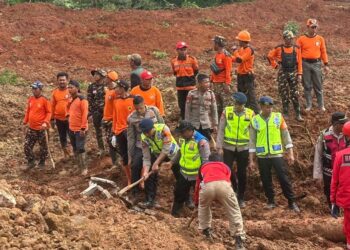 Polri Kerahkan 155 Personel, 4 Anjing Pelacak, dan Perkuat Operasi SAR Longsor Cibeunying 21 Warga Tertimbun