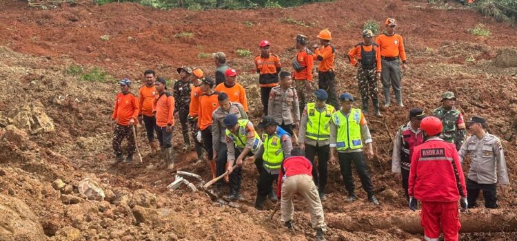 Polri Kerahkan 155 Personel, 4 Anjing Pelacak, dan Perkuat Operasi SAR Longsor Cibeunying 21 Warga Tertimbun
