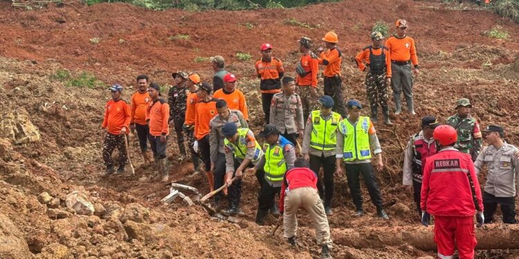 Polri Kerahkan 155 Personel, 4 Anjing Pelacak, dan Perkuat Operasi SAR Longsor Cibeunying 21 Warga Tertimbun