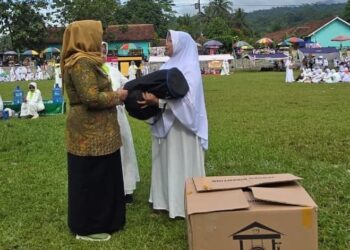 Wabup Lintarti Serahkan Seperangkat Alat Hadroh Kepala Muslimat Kedungbanteng