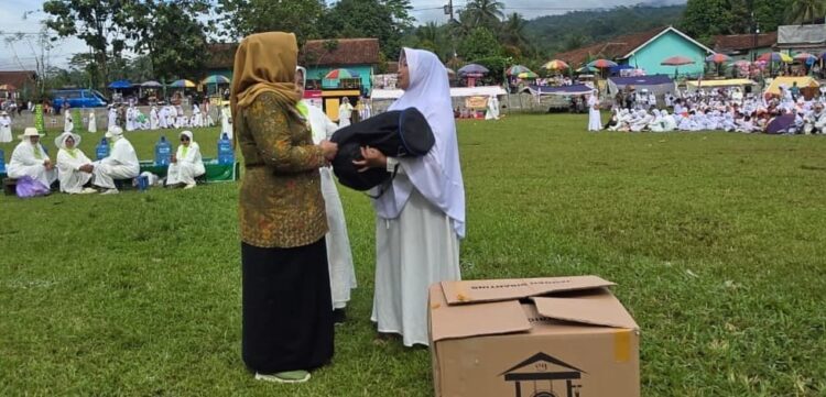 Wabup Lintarti Serahkan Seperangkat Alat Hadroh Kepala Muslimat Kedungbanteng