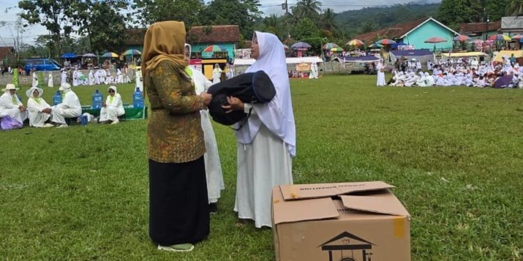 Wabup Lintarti Serahkan Seperangkat Alat Hadroh Kepala Muslimat Kedungbanteng