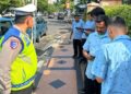 Wujudkan Kamseltibcar Lantas, Polda Jateng Tegur dan Edukasi Pengemudi Taksi Yang Parkir Sembarangan