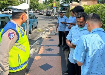 Wujudkan Kamseltibcar Lantas, Polda Jateng Tegur dan Edukasi Pengemudi Taksi Yang Parkir Sembarangan