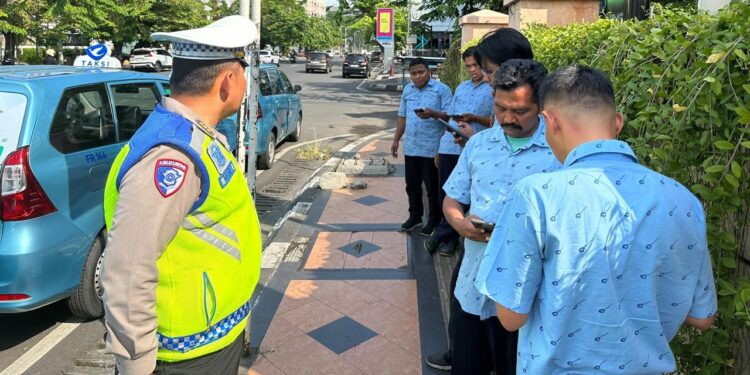Wujudkan Kamseltibcar Lantas, Polda Jateng Tegur dan Edukasi Pengemudi Taksi Yang Parkir Sembarangan