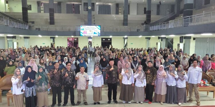 Ratusan Orang Tua Murid SD Negeri Ledug Kembaran Ikuti Seminar Parenting