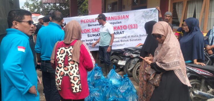 Solok Saiyo Sakato Salurkan Bantuan Sembako untuk Korban Banjir Bandang di Nagari Koto Sani