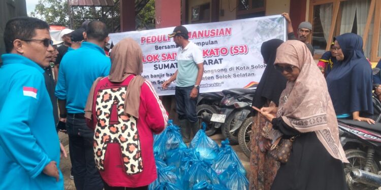 Solok Saiyo Sakato Salurkan Bantuan Sembako untuk Korban Banjir Bandang di Nagari Koto Sani