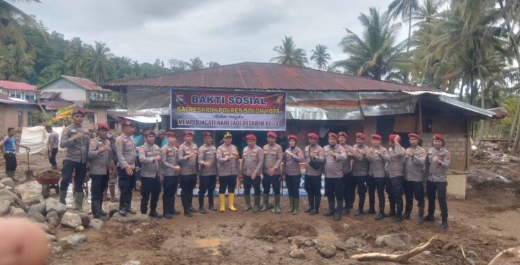 Kapolres Solok Kota Salurkan Bantuan Kemanusiaan untuk Korban Banjir: “Semoga Meringankan Beban Saudara Kita”
