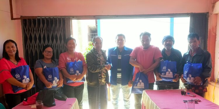 Ketua Komisi VII DPR RI  Fraksi PAN Saleh Daulay bersama pengurus PAN Taput Salurkan Bantuan untuk Korban Bencana
