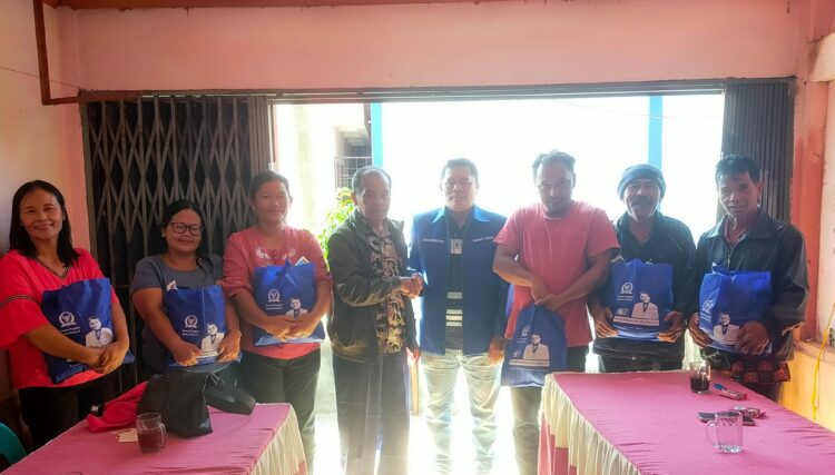 Ketua Komisi VII DPR RI  Fraksi PAN Saleh Daulay bersama pengurus PAN Taput Salurkan Bantuan untuk Korban Bencana