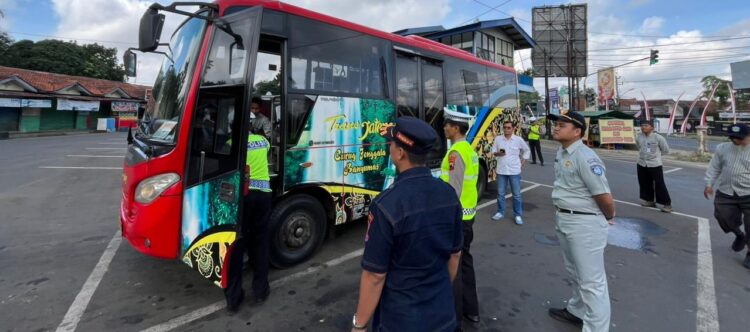 Jelang Operasi Lilin Candi 2025, Polres Purbalingga Gelar Ramp Check dan Periksa Kesehatan Sopir