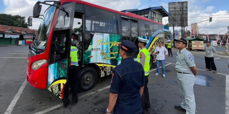 Jelang Operasi Lilin Candi 2025, Polres Purbalingga Gelar Ramp Check dan Periksa Kesehatan Sopir