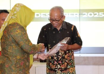 Pemkab Banyumas Serahkan 100 Sertipikat Hasil Konsolidasi Tanah di Kawasan Jalan Bung Karno