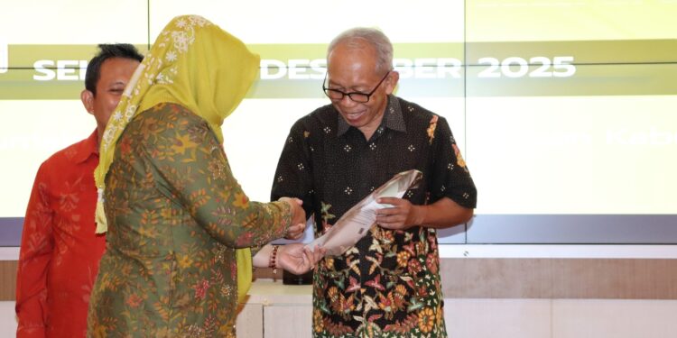 Pemkab Banyumas Serahkan 100 Sertipikat Hasil Konsolidasi Tanah di Kawasan Jalan Bung Karno