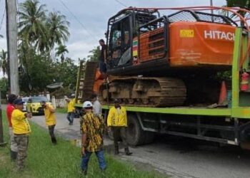 Zigo Rolanda Turun ke Koto Sani, Bawa Dua Excavator Untuk Pemulihan Pascabencana Banjir Bandang Solok