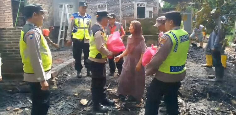 Polri Peduli, Polsek Kejobong Gelar Bakti Sosial untuk Korban Kebakaran