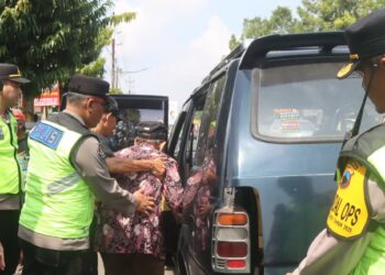 Polres Purbalingga Beri Pelayanan Humanis Saat Ibadah Natal di Gereja