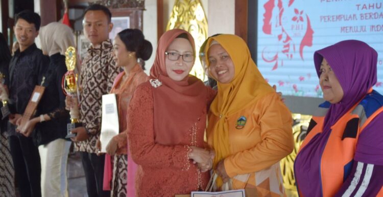 Peringati Hari Ibu ke-97, Pemkab Banyumas Apresiasi Perempuan Pekerja Rentan