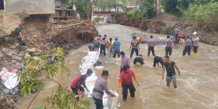 TNI–Polri dan Warga Bahu Membahu Bangun Penahan Tebing Sungai, Harapan Bangkit Pascabencana Padang Belimbing