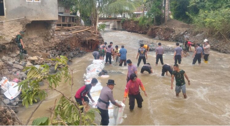 TNI–Polri dan Warga Bahu Membahu Bangun Penahan Tebing Sungai, Harapan Bangkit Pascabencana Padang Belimbing