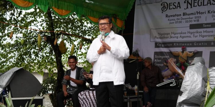 Diguyur Hujan,Masyarakat Neglasari Pagaden Antusias Sambut Kang Akur Saat Hadiri Milangkala Desa Dan Ruwatan Bumi