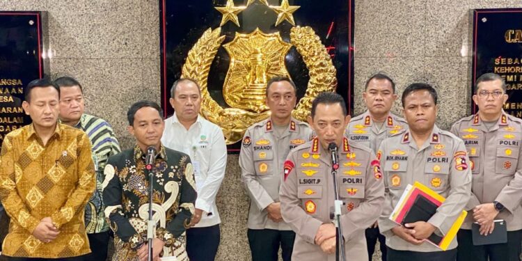 Kapolri dan Menteri Kehutanan Bentuk Satgas Gabungan Telusuri Temuan Kayu yang diduga akibatkan Bencana di Aceh dan Sumatera
