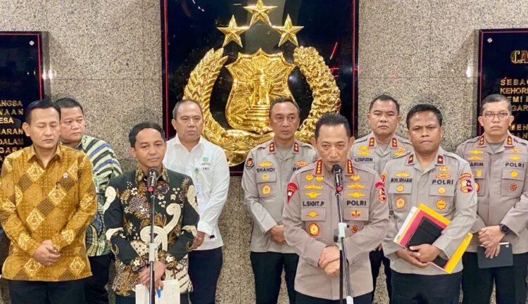 Kapolri dan Menteri Kehutanan Bentuk Satgas Gabungan Telusuri Temuan Kayu yang diduga akibatkan Bencana di Aceh dan Sumatera