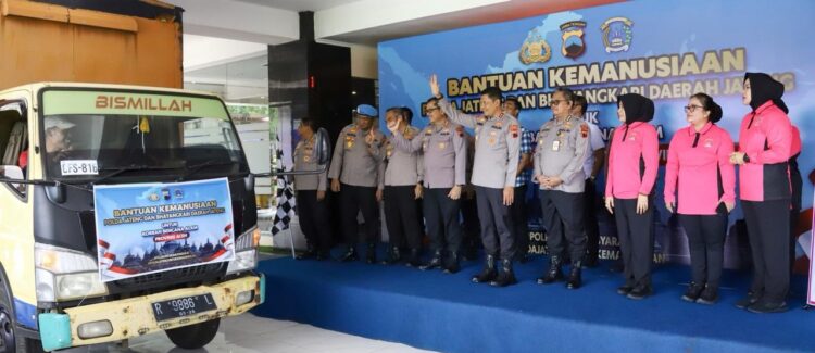 Peduli Bencana Sumatera, Polda Jateng Kirim 5 Truk Berisi Bantuan Logistik, Tenaga Medis dan Uang Tunai Rp. 2,2 Milyar