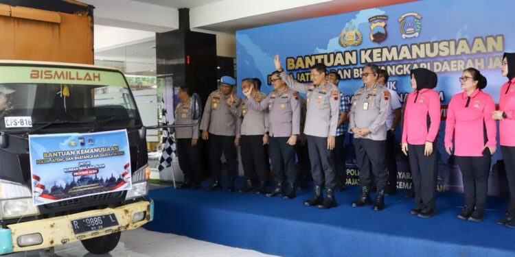 Peduli Bencana Sumatera, Polda Jateng Kirim 5 Truk Berisi Bantuan Logistik, Tenaga Medis dan Uang Tunai Rp. 2,2 Milyar