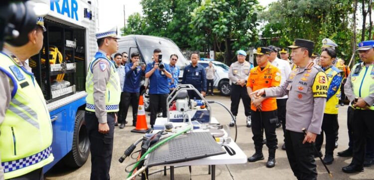 Kapolri Tinjau Pos Command Center, Pastikan Arus Mudik Berjalan Aman dan Nyaman