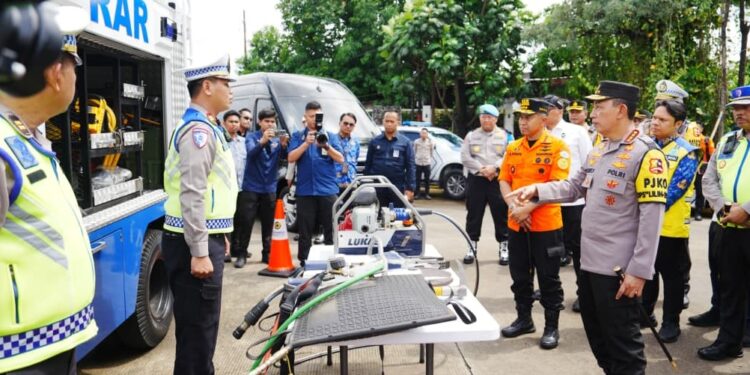 Kapolri Tinjau Pos Command Center, Pastikan Arus Mudik Berjalan Aman dan Nyaman