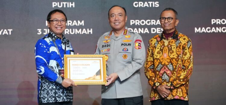 Wakapolri Terima Disway Award, Polri Tegaskan Komitmen Perkuat Kepercayaan Publik dan Sinergi Media