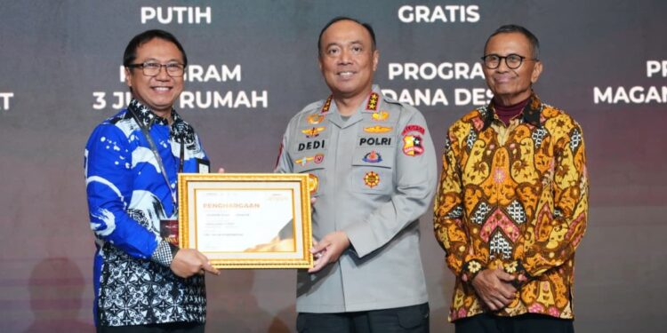 Wakapolri Terima Disway Award, Polri Tegaskan Komitmen Perkuat Kepercayaan Publik dan Sinergi Media
